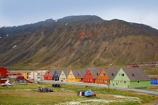 Bunte Häuser in der Siedlung Longyearbyen auf Spitzbergen